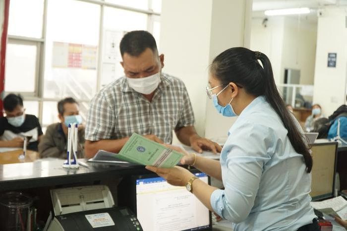 Người lao động làm thủ tục liên quan BHXH tại cơ quan chức năng