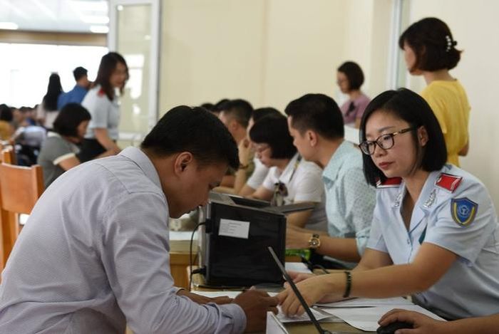 Đại diện đơn vị được thanh tra ký biên bản công bố quyết định thanh tra. Ảnh: BHXH Việt Nam