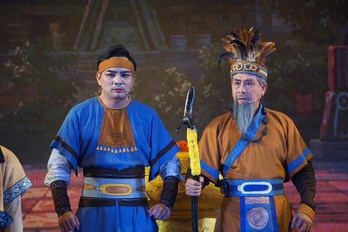 NS Võ Hoàng Dư (vai Đông Bảng) và NSƯT Vương Tuấn *(vai cụ Đô Trinh) trong vở "Tiếng trống Mê Linh" của Đoàn Nghệ thuật cải lương Vàm Cỏ