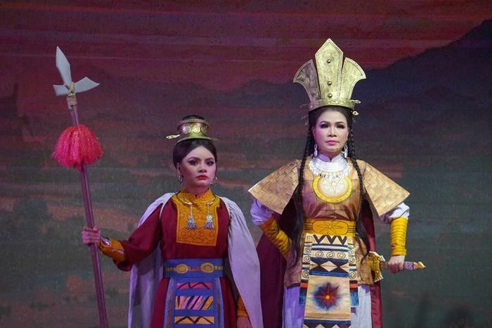 NS Thu Mỹ (Trưng Nhị) và NSƯT Ngọc Đợi (Trưng Trắc) trong vở "Tiếng trống Mê Linh" của Đoàn Nghệ thuật cải lương Vàm Cỏ