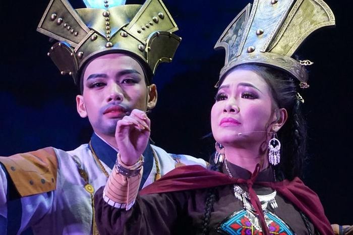 Lê Hoàng Nghi (Thi Sách) và NSƯT Ngọc Đợi (Trưng Trắc) trong vở "Tiếng trống Mê Linh" của Đoàn Nghệ thuật cải lương Vàm Cỏ