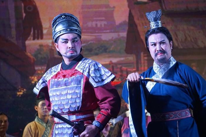 Nguyễn Phú Yên (vai Mã Tắc) và Trọng Tánh (vai Tào quận thừa) trong vở "Tiếng trống Mê Linh" của Đoàn Nghệ thuật cải lương Vàm Cỏ