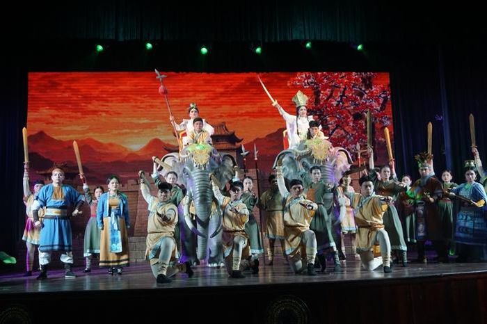 Cảnh cuối thật hào hùng, bi tráng trong vở "Tiếng trống Mê Linh" của Đoàn Nghệ thuật cải lương Vàm Cỏ