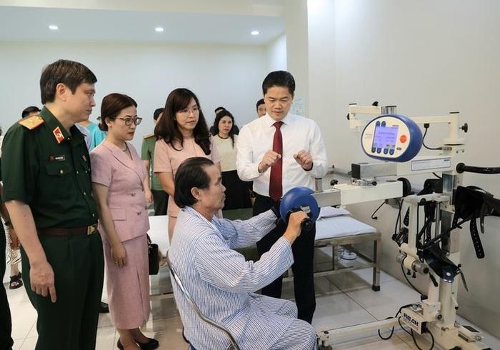 Thứ trưởng Bộ Y tế Vũ Mạnh Hà trò chuyện với bệnh nhân đang điều trị tại Viện Y học Cổ truyền Quân đội