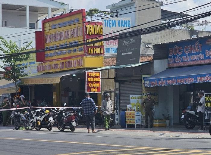 Lực lượng công an khám xét, thu giữ nhiều vật chứng liên quan vụ cướp tiệm vàng. Ảnh: NGUYỄN TIẾN