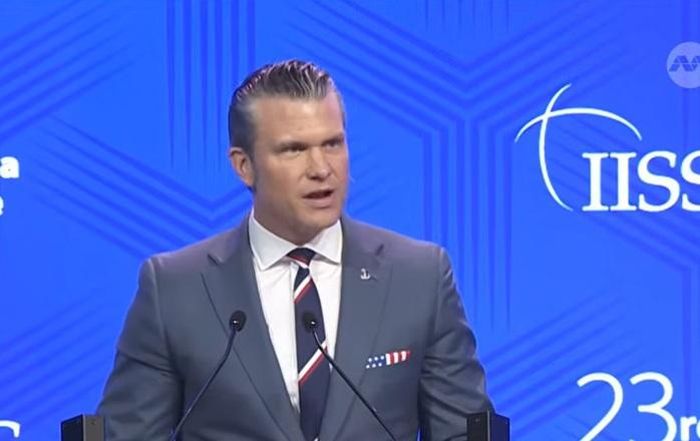 Bộ trưởng Bộ Chiến tranh Mỹ Pete Hegseth - Ảnh: CHANNEL NEWS ASIA