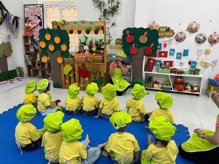 Giáo viên mầm non trong tiết học hoạt động tạo hình cho trẻ tại Trường mầm non Trúc Đào, phường Hải Châu, TP Đà Nẵng