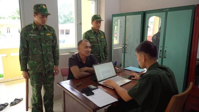 Lực lượng chức năng lấy lời khai đối tượng liên quan vụ án đánh bạc xảy ra tại TP Hà Nội.