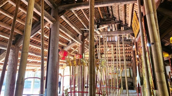 Do đình đã xuống cấp nghiêm trọng, có thể đổ sập bất cứ lúc nào nên chính quyền và nhân dân làng Bái Sơn đã dùng tre luồng chống đỡ