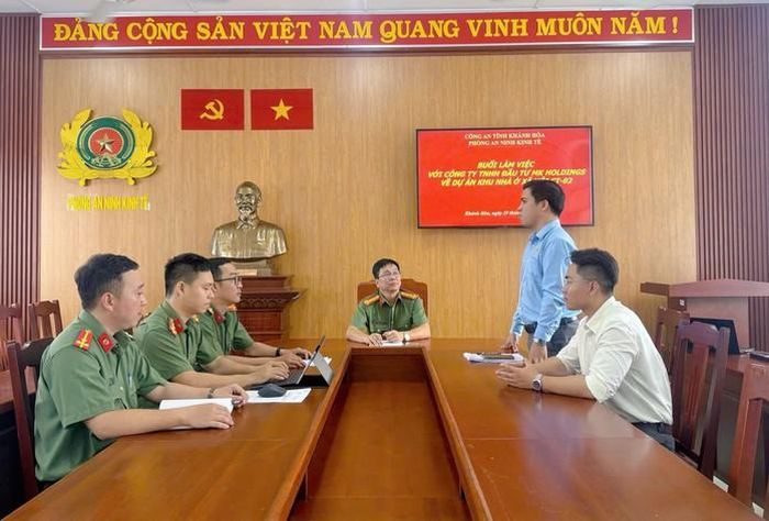 Phòng An ninh kinh tế Công an tỉnh Khánh Hòa làm việc với chủ đầu tư là Công ty TNHH Đầu tư MK Holdings