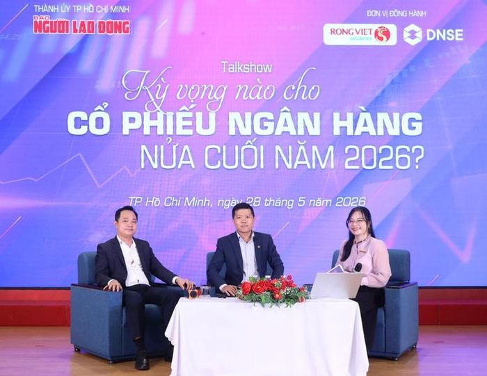 Các chuyên gia chia sẻ chứng khoán đang bị cạnh tranh bởi các kênh đầu tư khác, không chỉ là vàng mà còn kênh gửi tiết kiệm... Ảnh: Hoàng Triều