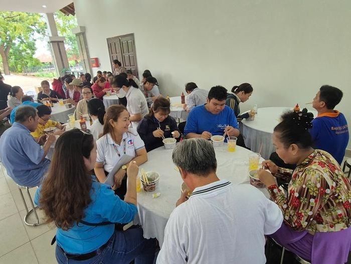 Người lao động được phục vụ bữa sáng, nước uống miễn phí sau khi khám sức khỏe