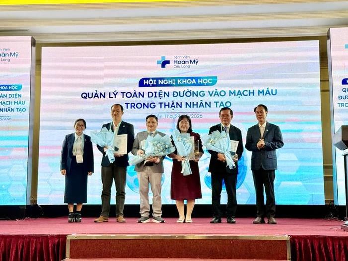 Ban tổ chức hội nghị tặng hoa cho các diễn giả