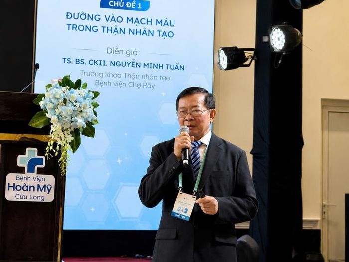 TS.BS.CKII. Nguyễn Minh Tuấn, Trưởng Khoa Thận nhân tạo, Bệnh viện Chợ Rẫy, báo cáo tại hội nghị