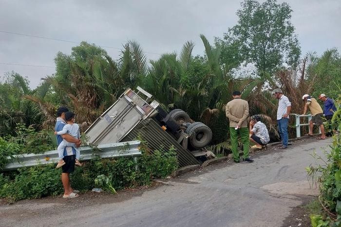 Xe tải nằm dưới kênh sau khi mất lái lao khỏi mặt cầu.