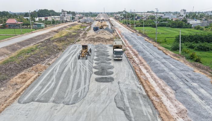 Công trường cầu Bình Gởi được tăng tốc thi công, hướng đến mục tiêu hoàn thành trong năm 2026. Ảnh: NGUYỄN TIẾN