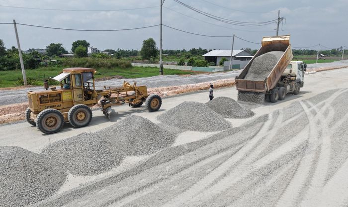 Việc khan hiếm nhựa đường và giá vật liệu tăng cao đang tạo áp lực cho các đơn vị thi công. Ảnh: NGUYỄN TIẾN
