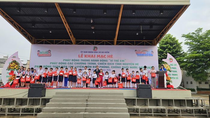 200 phần quà cho các em nhỏ có hoàn cảnh khó khăn ở địa phương