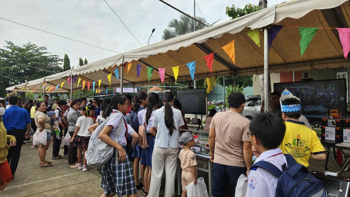 Học sinh và phụ huynh vây kín gian hàng trải nghiệm công nghệ