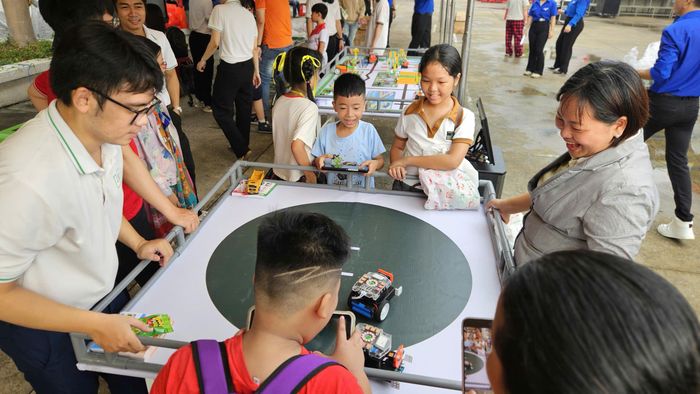 Phụ huynh và học sinh hào hứng tham gia trải nghiệm tại các gian hàng công nghệ