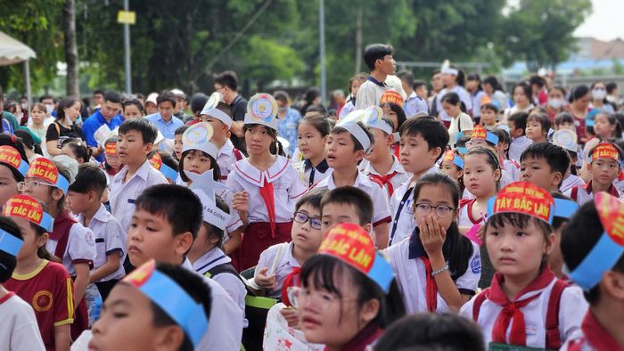 Học sinh chăm chú xem biểu diễn ảo thuật