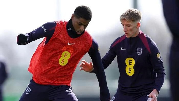 Gordon (phải) có thể phù hợp với lối chơi của HLV Hansi Flick hơn so với Rashford (Ảnh: The FA)