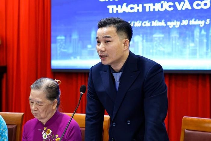 Ông Nguyễn Anh Dũng trao đổi về giải pháp xây dựng hệ sinh thái thư viện số. Ảnh: BTC