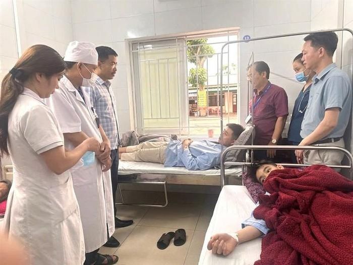Lãnh đạo Sở Y tế thăm các bệnh nhân bị ngộ độc điều trị tại bệnh viện. Ảnh: Theo Cổng thông tin Sở Y tế Nghệ An