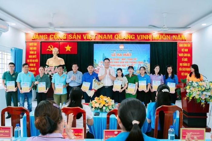 Ban Thường vụ Đoàn xã trao tặng một máy tính xách tay cho Ban Chỉ huy chiến dịch