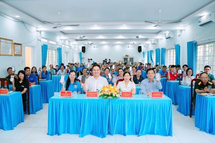 Ủy ban MTTQ Việt Nam xã Bình Lợi cùng các tổ chức chính trị - xã hội trên địa bàn tổ chức lễ công bố công trình "Mặt trận số" và ra mắt các mô hình hưởng ứng phong trào "Bình dân học vụ số"