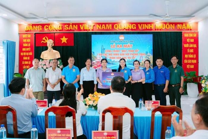 Ban Thường trực Ủy ban MTTQ Việt Nam xã cũng trao tượng trưng 10 bộ máy vi tính để bàn cho 10 ấp trên địa bàn