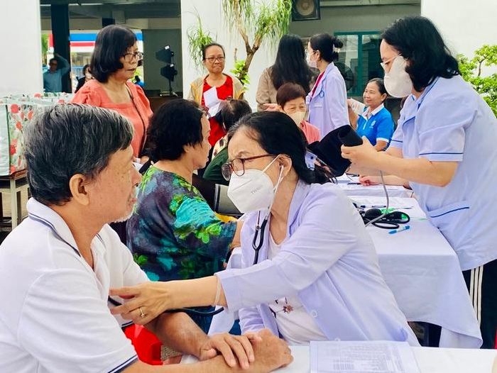 Phường Phú Nhuận tổ chức khám bệnh miễn phí cho người cao tuổi trên địa bàn. Ảnh: PHAN ANH