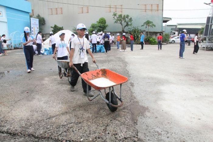 Học sinh hào hứng trải nghiệm nghề làm muối truyền thống, khám phá những vất vả của diêm dân.