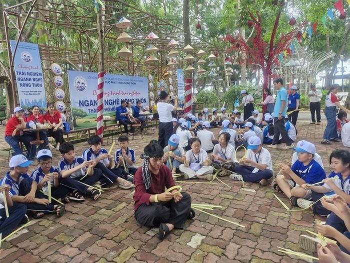 Ngoài ra, các em còn được trải nghiệm thêm nhiều ngành nghề thủ công mỹ nghệ; tham gia các trò chơi dân gian