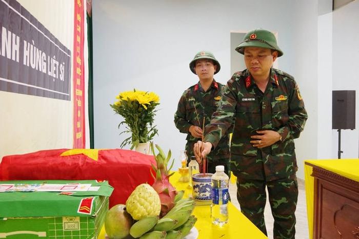 Hài cốt liệt sĩ đang được bảo quản, hương khói trang nghiêm tại hội trường thôn Tân Quang, xã Hiếu Giang, tỉnh Quảng Trị