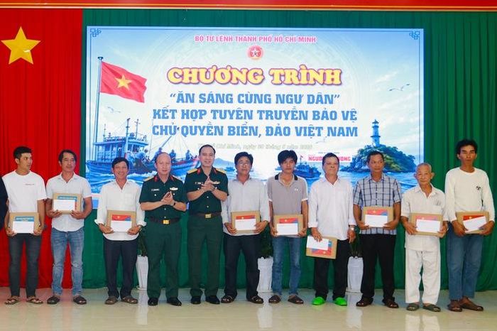Lãnh đạo Bộ Tư lệnh TPHCM và Bộ Tư lệnh Quân khu 7 trao tặng quà cho ngư dân. Ảnh: L.Trầm