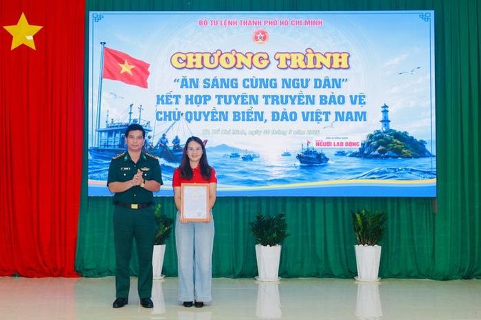 Đại tá Đỗ Vĩnh Thăng - Phó Chính ủy Bộ Tư lệnh TPHCM kiêm Chính ủy Ban Chỉ huy Bộ đội Biên phòng Thành phố trao Thư cảm ơn đến Báo Người Lao Động vì những đóng góp tích cực cho các hoạt động đồng hành cùng ngư dân. Ảnh: L.Trầm