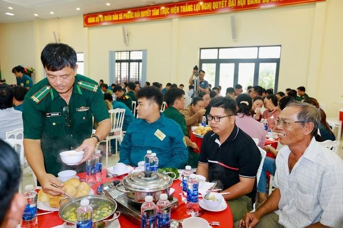 Cán bộ, chiến sĩ Bộ Tư lệnh TPHCM đã chuẩn bị những món ăn sáng, cùng chào đón ngư dân Phước Hải; ảnh: L.Trầm