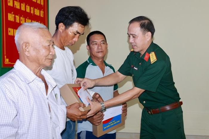 Ngư dân phấn khởi khi nhận những phần quà ý nghĩa từ chương trình. Ảnh: L.Trầm