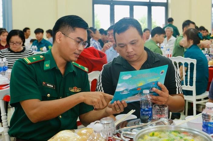 Cán bộ, chiến sĩ Bộ Tư lệnh TPHCM tuyên truyền bảo vệ chủ quyền biển, đảo Việt Nam; ảnh: L.Trầm