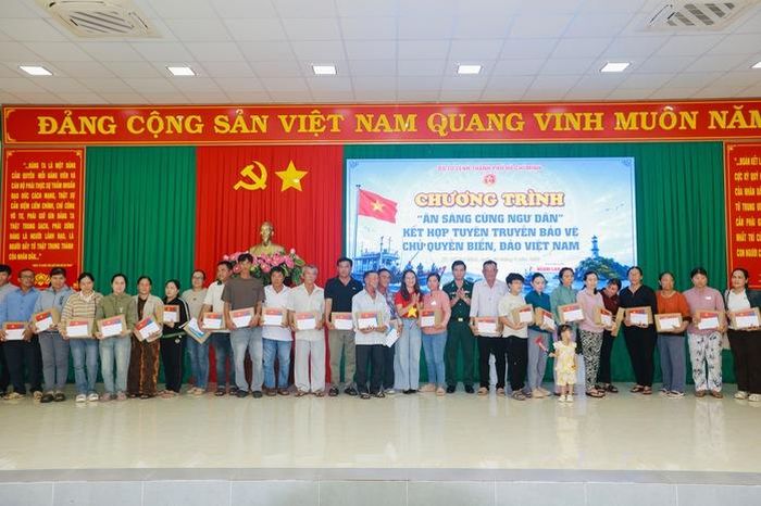 Đây không chỉ là món quà vật chất mà còn là nguồn động viên giúp ngư dân yên tâm vươn khơi. Ảnh: L.Trầm