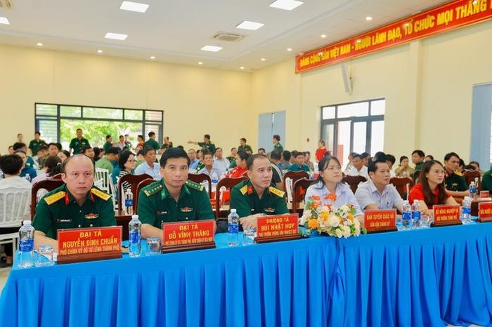Các đại biểu tham dự chương trình "Ăn sáng cùng ngư dân"; ảnh: L.Trầm