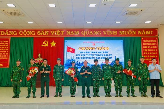 Đại diện Bộ Tư lệnh TP HCM và lãnh đạo xã Phước Hải tặng hoa cảm ơn đội văn nghệ với các tiết mục phục vụ chương trình; ảnh: L.Trầm