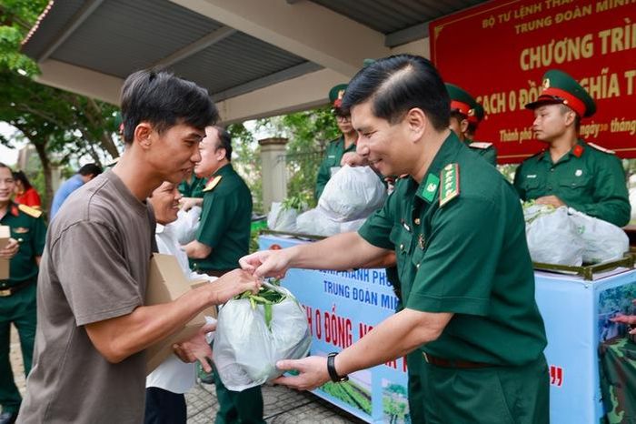 Trong khuôn khổ chương trình, ngư dân còn nhận được những bó rau xanh do chính cán bộ, chiến sĩ chăm sóc. Ảnh: L.Trầm