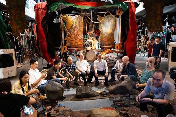 Tác giả trò chuyện với người yêu tranh