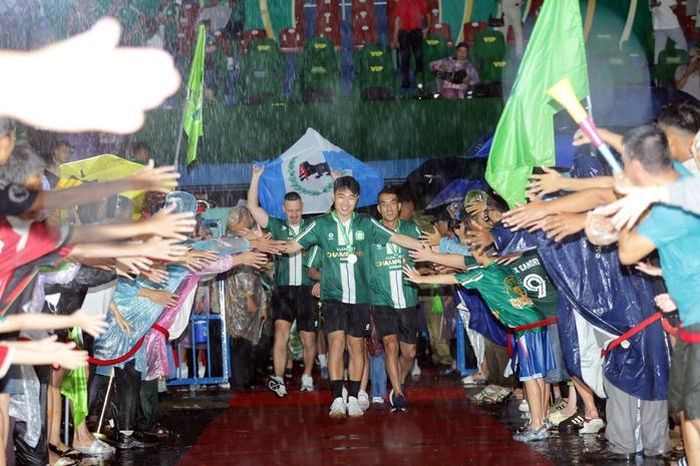Hai hàng người hâm mộ xếp dài từ khán đài, chúc mừng Xuân Trường và đồng đội
