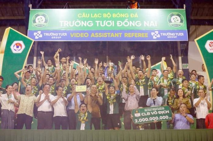 Các cầu thủ và ban huấn luyện di chuyển lên khán đài nhận huy chương khi cơn mưa nặng hạt trút xuống sân từ cuối hiệp 2, kéo dài không ngưng