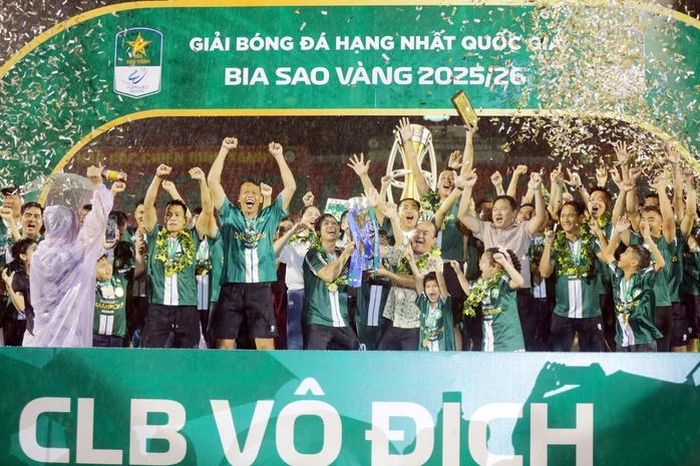 CLB Đồng Nai di chuyển xuống giữa sân nâng cao chức vô địch, sau khi lần lượt nhận huy chương trên khán đài