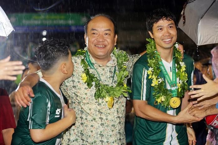 Công Phượng và chủ tịch CLB, ông Phạm Hương Sơn, ăn mừng cùng người hâm mộ