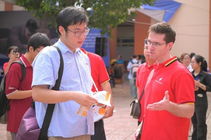 Sinh viên tìm kiếm việc làm tại ngày hội